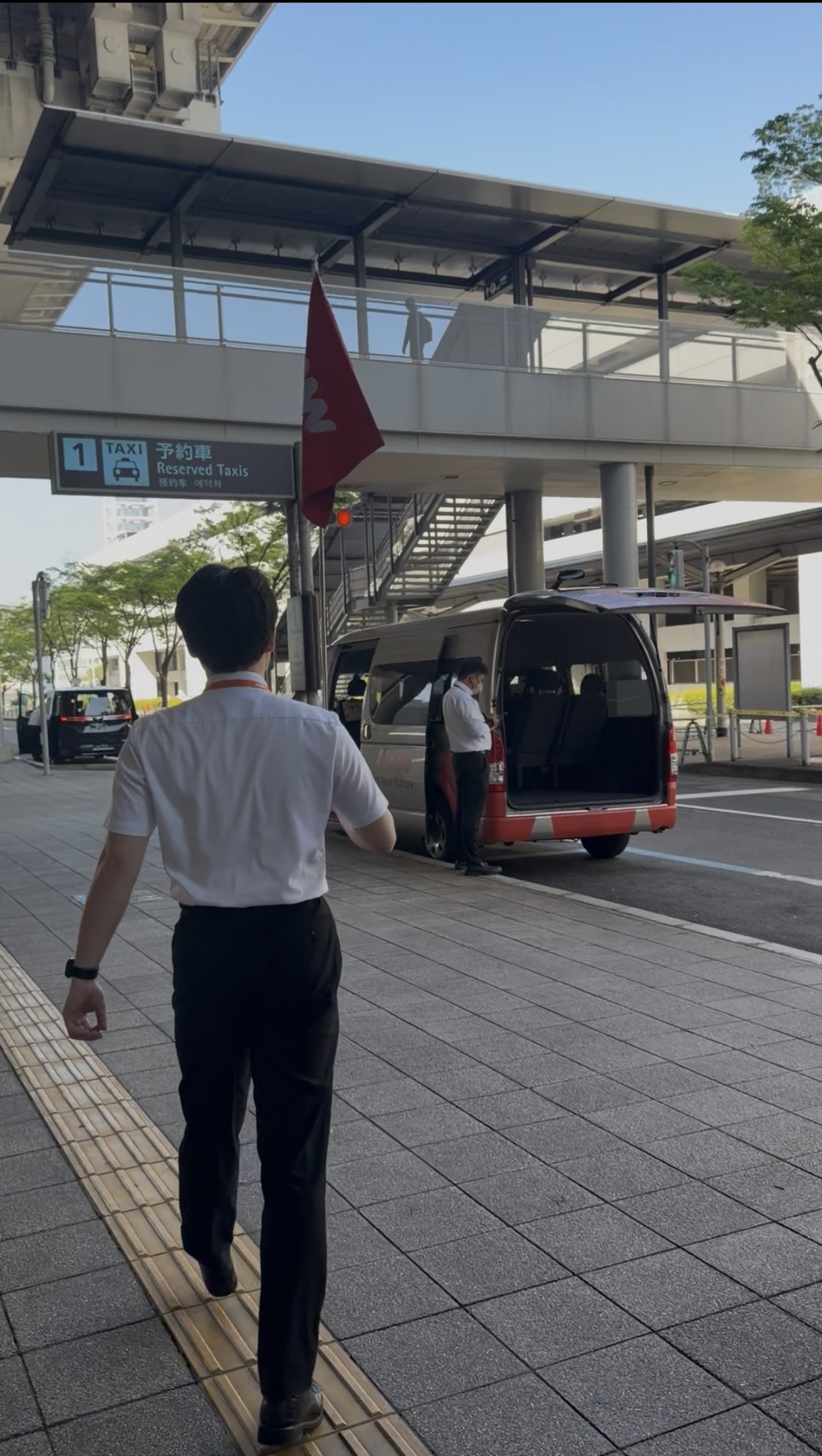 INNN 工作人員帶領前往乘車地點